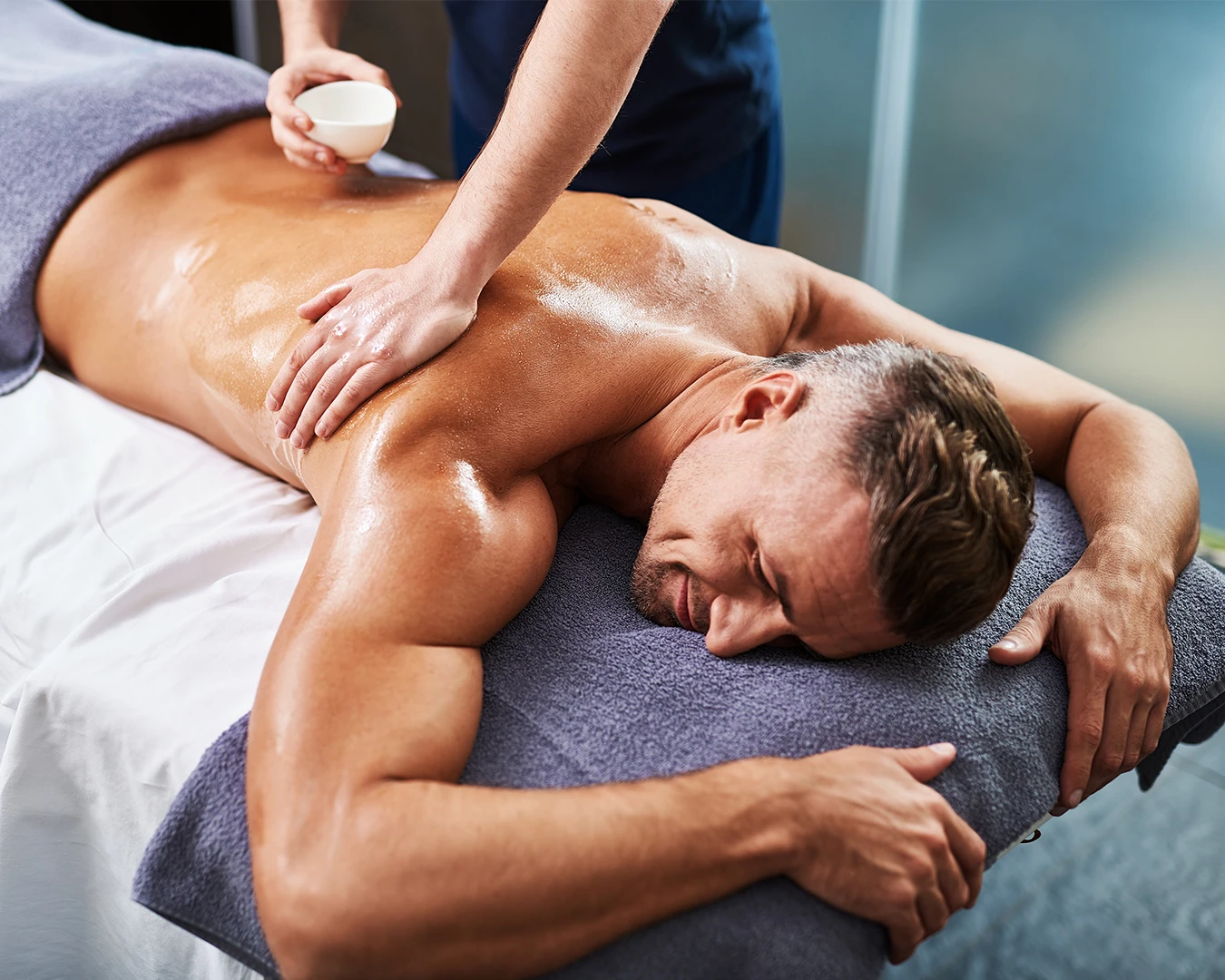 massage-homme Homme recevant un massage du dos à l’huile