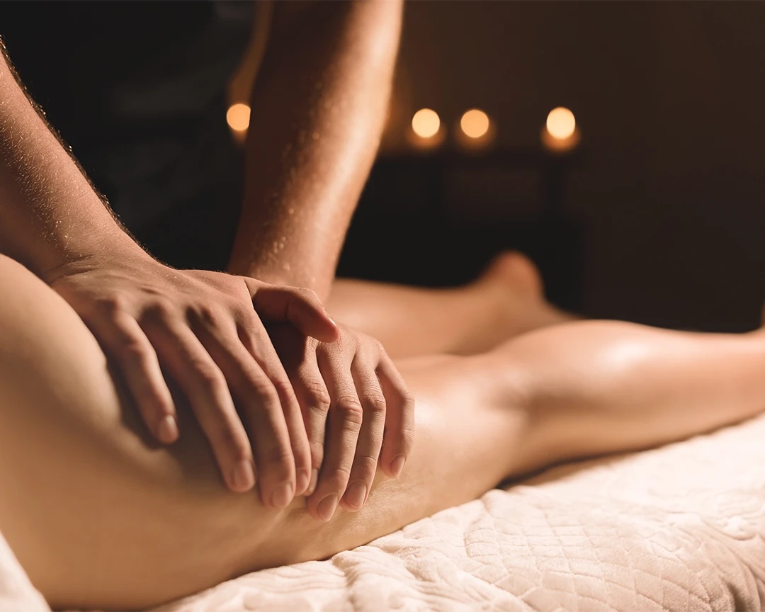 Massage des jambes à la lueur des bougies